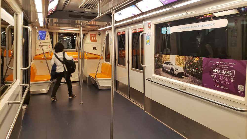 チャンギ国際空港スカイトレインの中